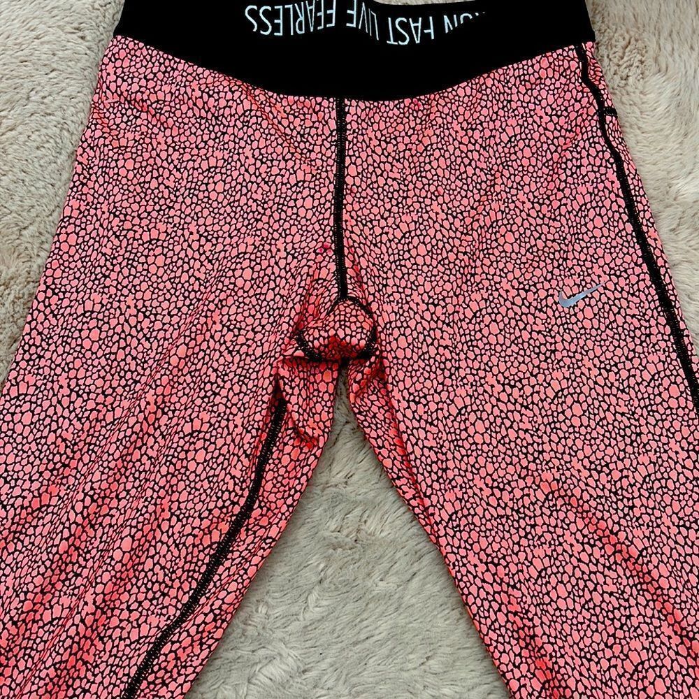 Nike crackle print medium Capri length leggings
